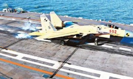 刚下飞机吃瓜,乘客抢镜吃瓜，现场画面曝光！