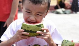 最新吃瓜带着孩子,辣妈带娃热辣来袭，育儿生活趣味横生