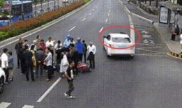 小伙吃瓜撞到前车,小伙吃瓜不慎撞前车，上演现实版“吃瓜群众”