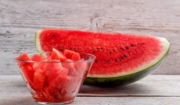 吃瓜中吃瓜中是什么意思,网络流行语的趣味解读