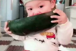 小玉吃果冻吃瓜视频全集,甜蜜滋味，欢乐无限