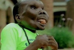 丑男吃瓜梳头图片,趣味瞬间引发网友热议