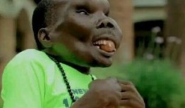 丑男吃瓜梳头图片,趣味瞬间引发网友热议