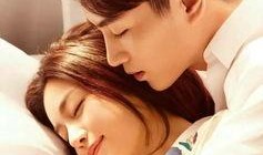 情侣拥吻自己吃瓜,吃瓜群众围观热议