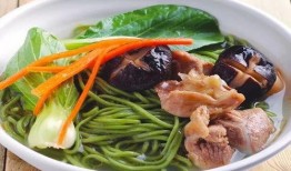 吃瓜吃面喝汤,吃瓜、吃面、喝汤，三重美味享受