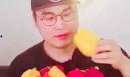 豪放哥吃哈密瓜,尽享夏日清凉时光