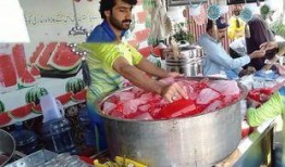 晚上街头吃瓜,探寻民间美食的魅力