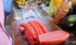 晚上街头吃瓜,探寻民间美食的魅力