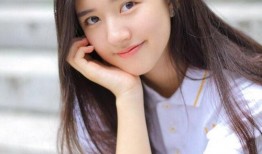 赵露思吃瓜吐舌,网友直呼可爱到爆