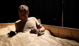 吃瓜活埋自救,揭秘生存奇迹背后的勇气与智慧