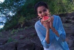 关晓彤吃瓜抓拍,太接地气了！