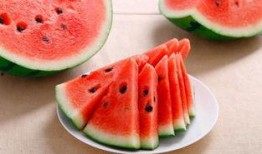 思雨学习吃瓜,解锁夏日清凉新姿势