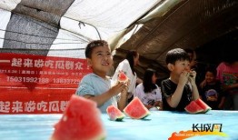 吃瓜现场拍摄图片,吃瓜群众围观大事件瞬间