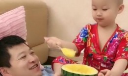 儿子喂爸爸吃瓜,儿子喂爸爸吃瓜，温馨瞬间感动网友