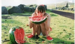 吃瓜女生高清壁纸,高清壁纸中的吃瓜女生风情