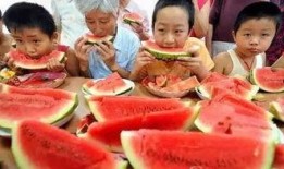 全家围着吃瓜,一家人的温馨食光