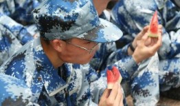带你吃瓜军训视频,带你吃瓜围观新生军训趣事